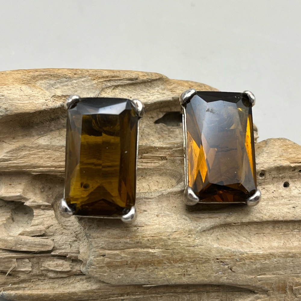 Elegant Gold-Tone Rectangular Earrings - Picture 2 of 4